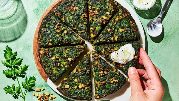طرز تهیه کوکو سبزی اصیل با نکات طلایی 1 نکات مقدماتی برای طرز پخت کوکو سبزی