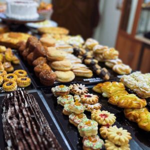 آموزشگاه شیرینی پزی پریسا پارسی؛ از علاقه تا درآمد 26 InShot_20251219_122811864